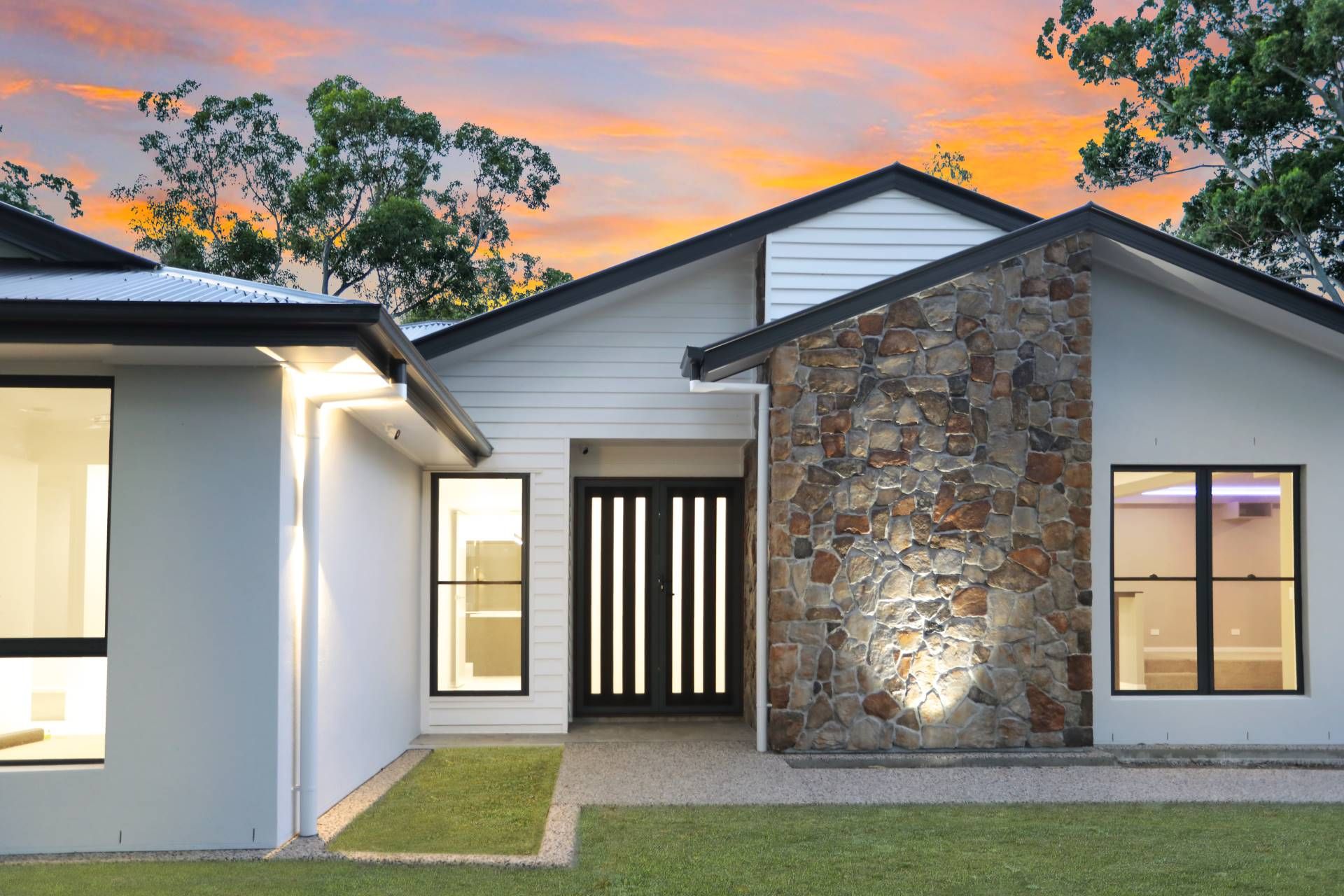 White and warm stone house façade of acreage home build. Acreage home builds are made easy with Leafe designer homes is an expert acreage home builder. acreage home builder Brisbane, acreage home builder Cleveland